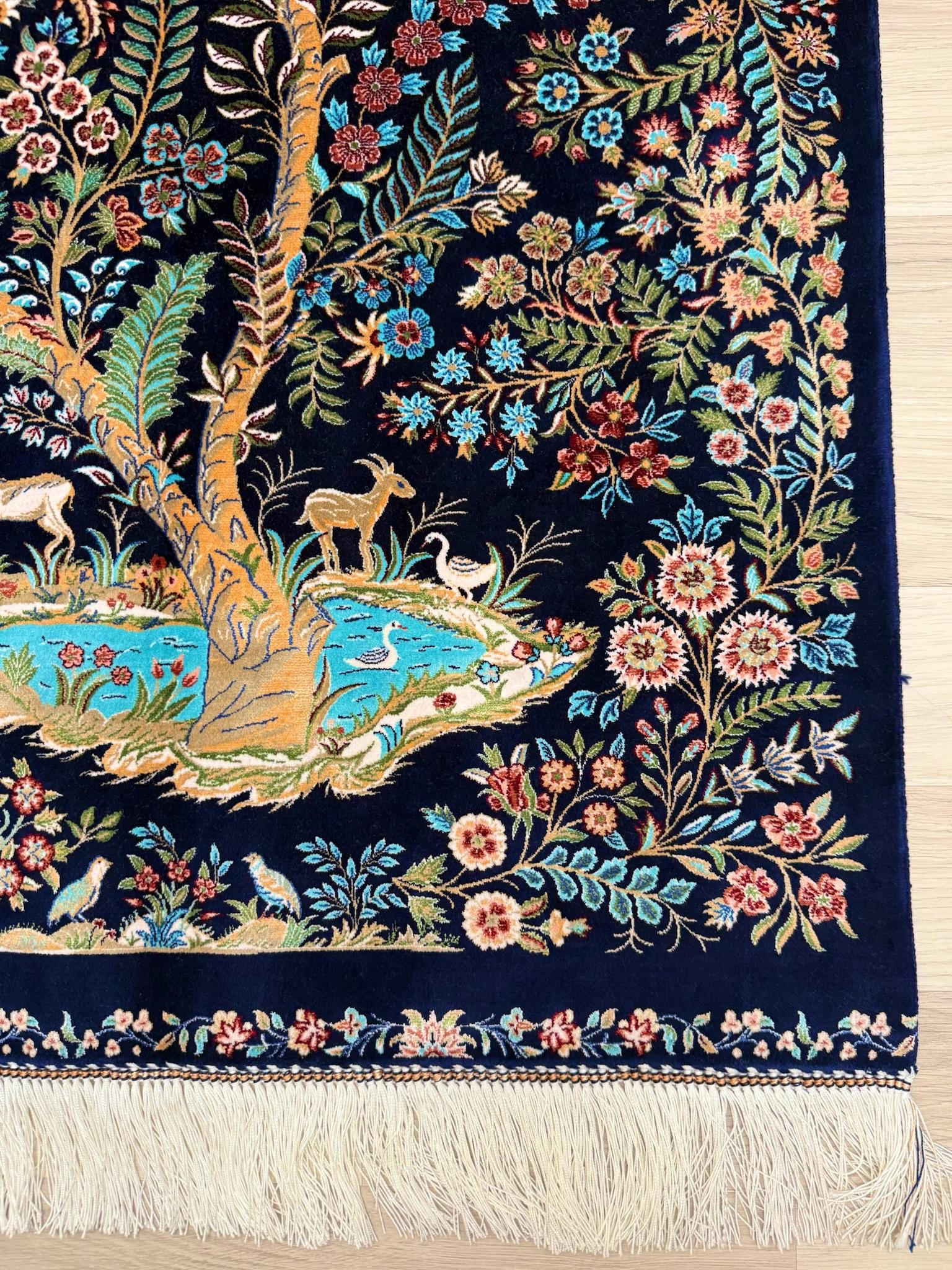 Luxury Persian Bamboo Silk Rug 150x230 cm – Robot-Woven & Hand-Knotted Edges