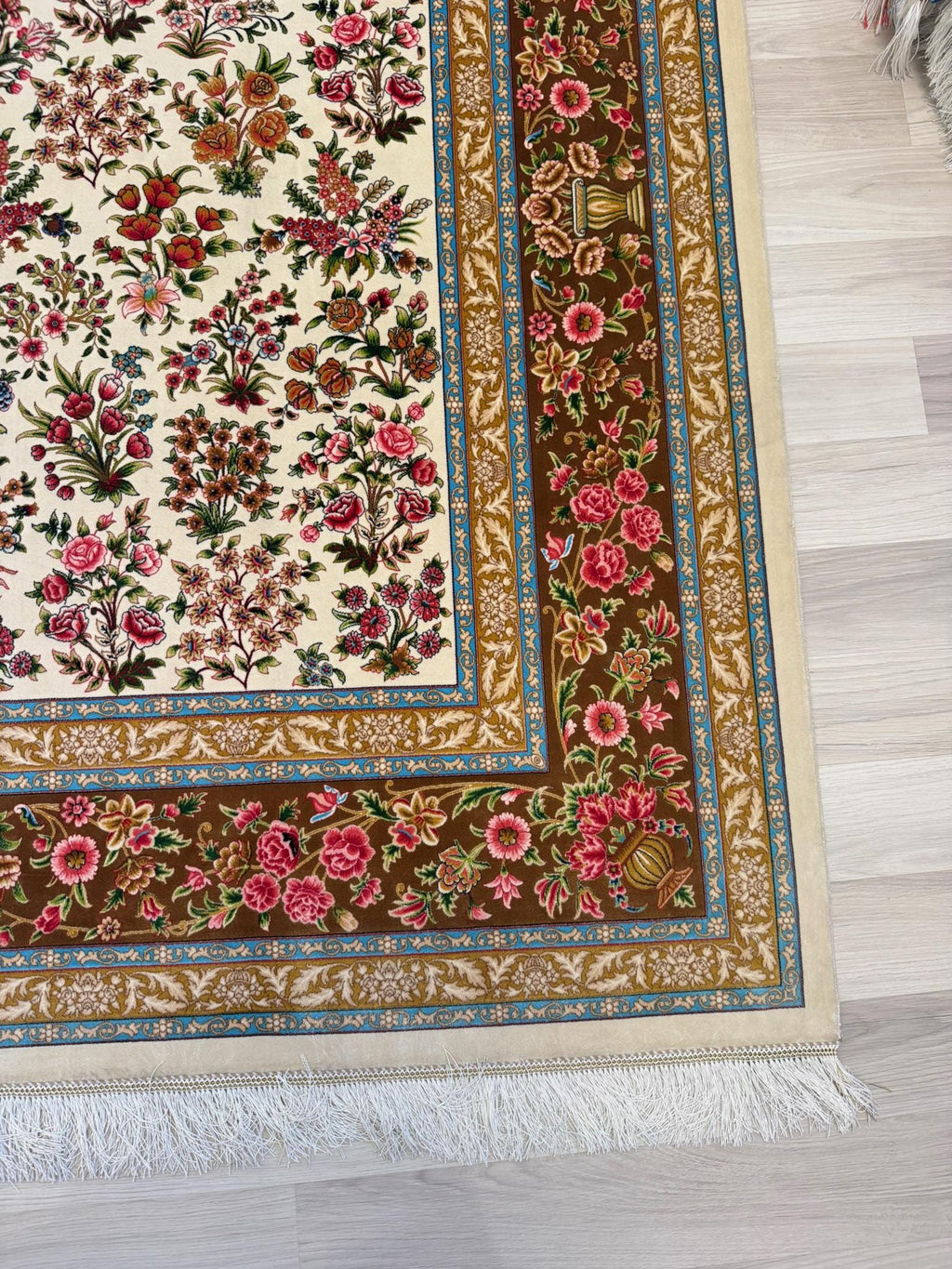 Luxury Persian Bamboo Silk Rug 150x225 cm – Robot-Woven & Hand-Knotted Edges