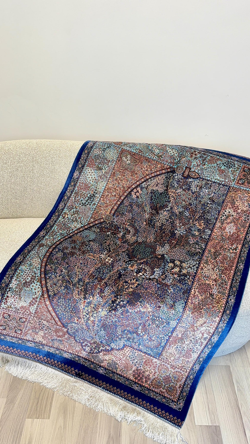 Luxury Persian Bamboo Silk Rug 100x150 cm – Robot-Woven & Hand-Knotted Edges