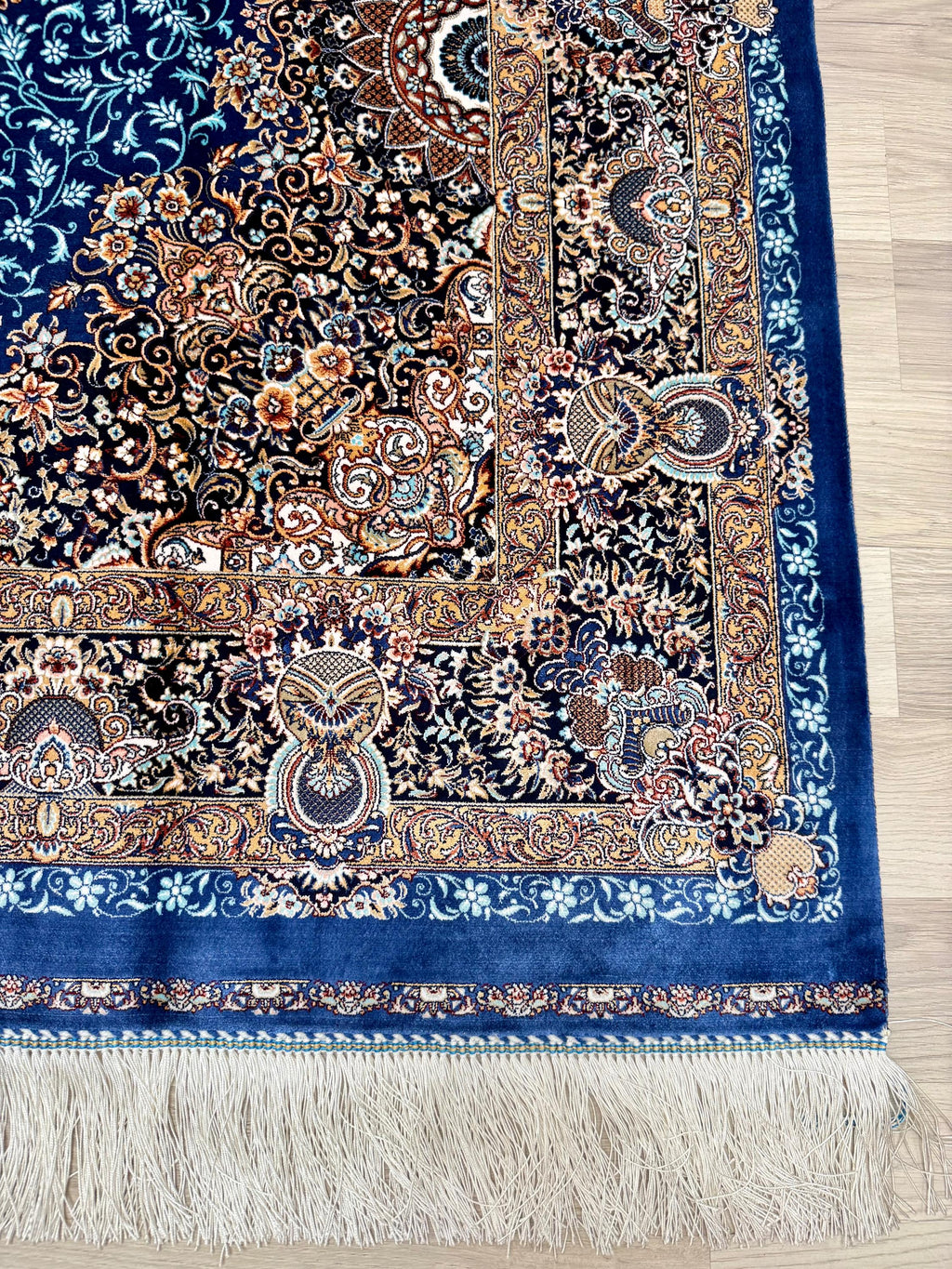 Luxury Persian Bamboo Silk Rug 120x180 cm – Robot-Woven & Hand-Knotted Edges