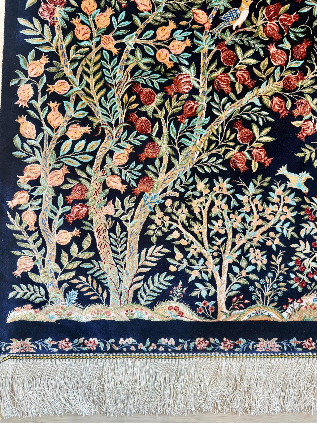 Luxury Persian Bamboo Silk Rug 150x230 cm – Robot-Woven & Hand-Knotted Edges