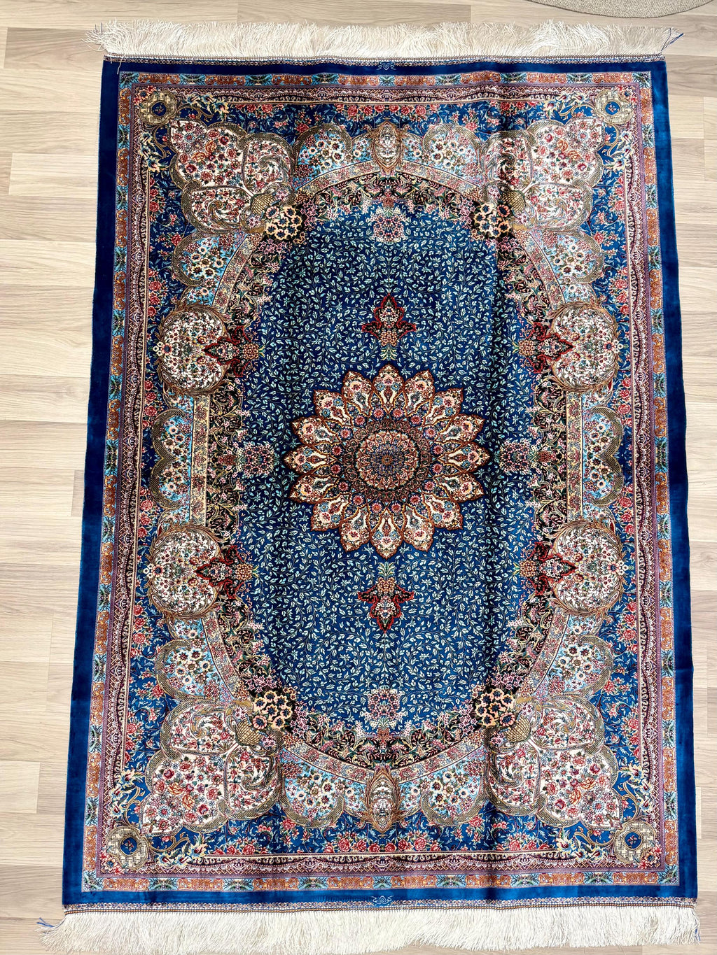 Luxury Persian Bamboo Silk Rug 120x180 cm – Robot-Woven & Hand-Knotted Edges