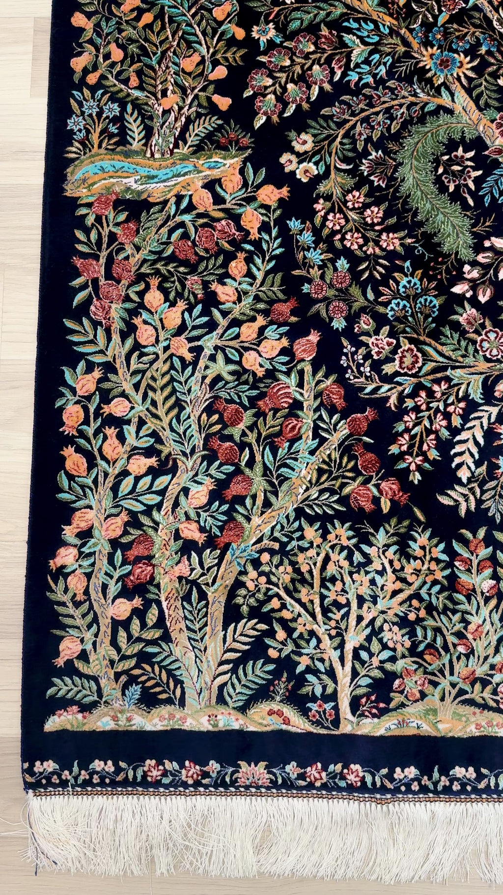 Luxury Persian Bamboo Silk Rug 120x180 cm – Robot-Woven & Hand-Knotted Edges