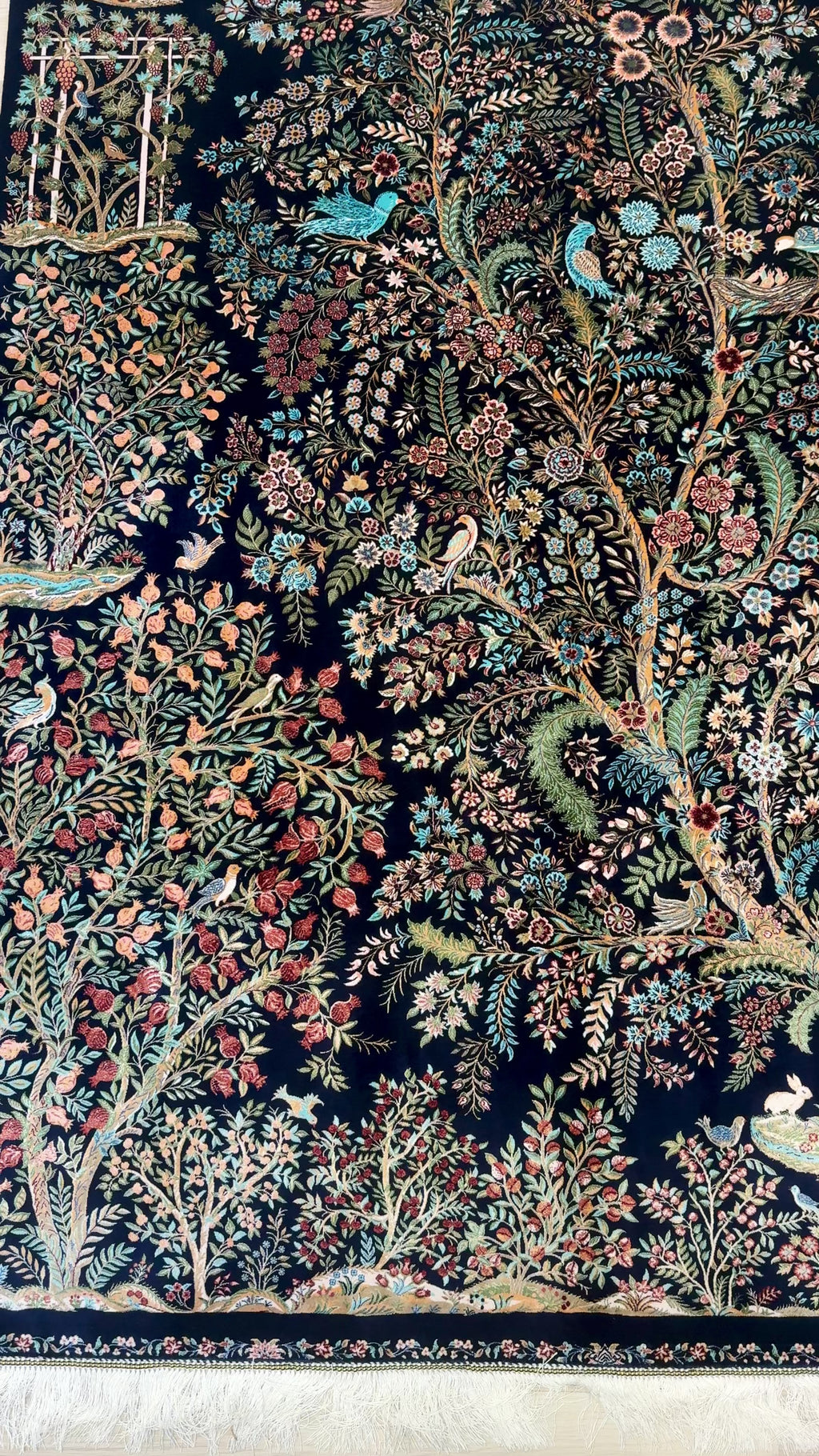 Luxury Persian Bamboo Silk Rug 150x230 cm – Robot-Woven & Hand-Knotted Edges