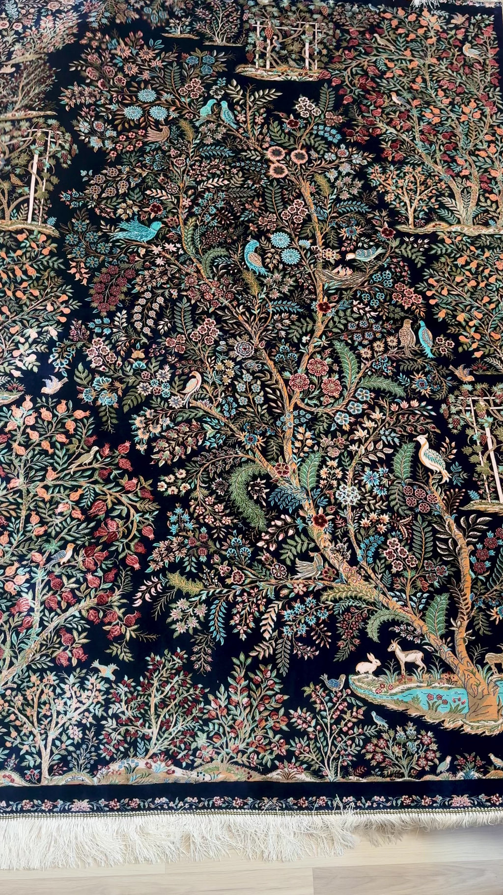 Luxury Persian Bamboo Silk Rug 150x230 cm – Robot-Woven & Hand-Knotted Edges