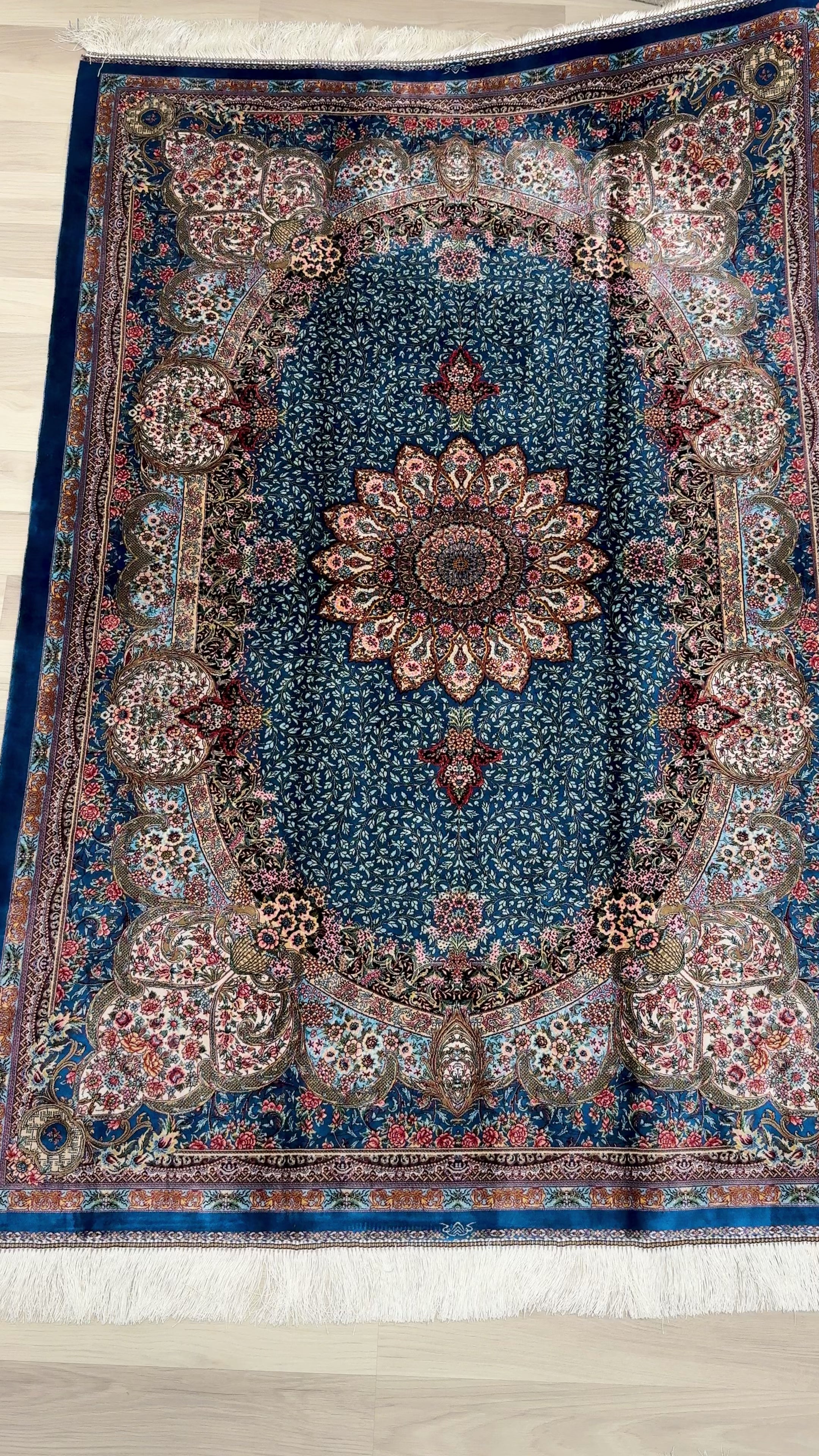 Luxury Persian Bamboo Silk Rug 120x180 cm – Robot-Woven & Hand-Knotted Edges