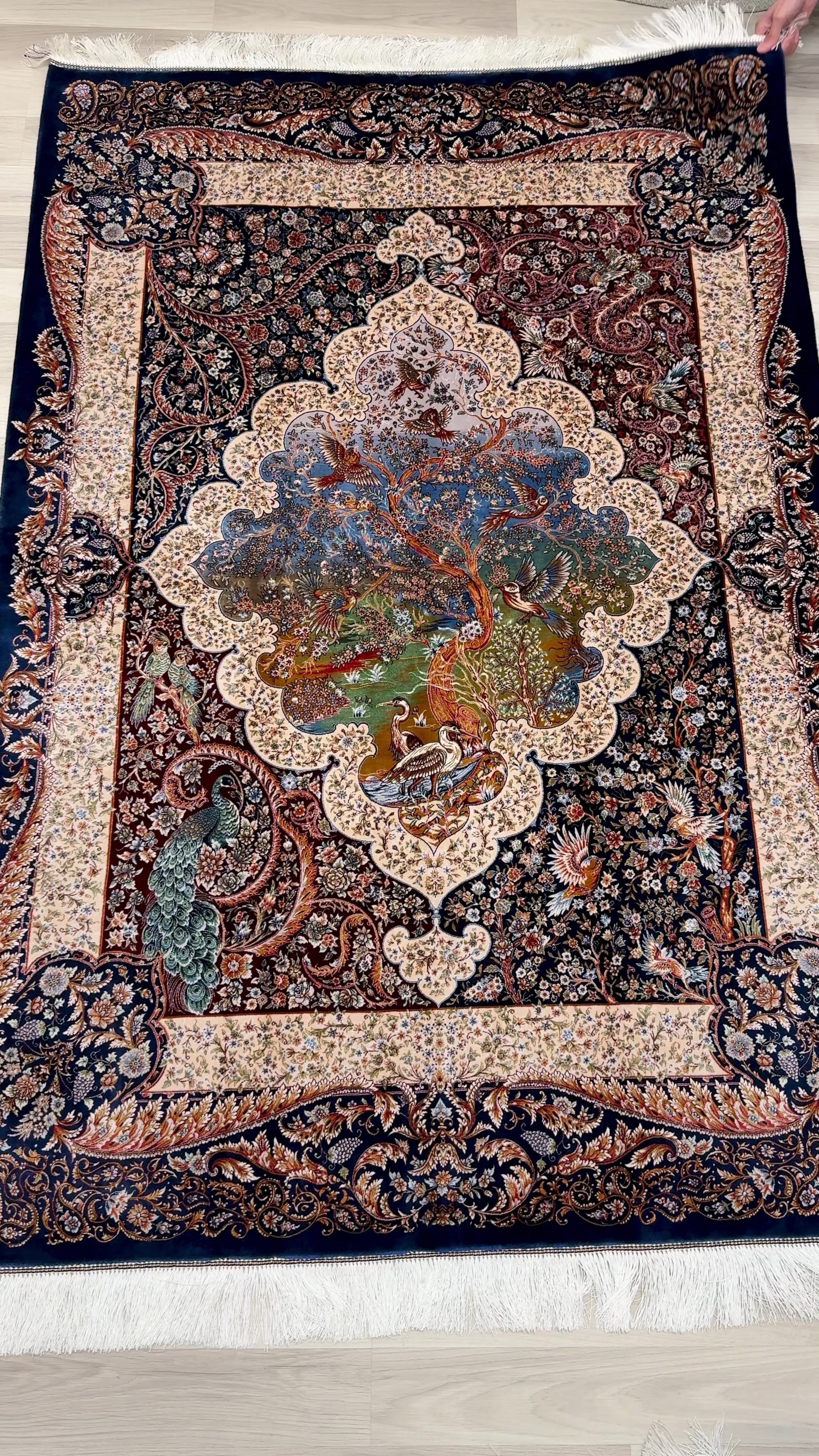 Luxury Persian Bamboo Silk Rug 120x180 cm – Robot-Woven & Hand-Knotted Edges